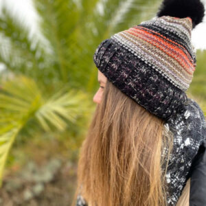 Bonnet noir maille pompom femme 3 - boutiques-caprices.fr - Villeneuve-sur-Lot